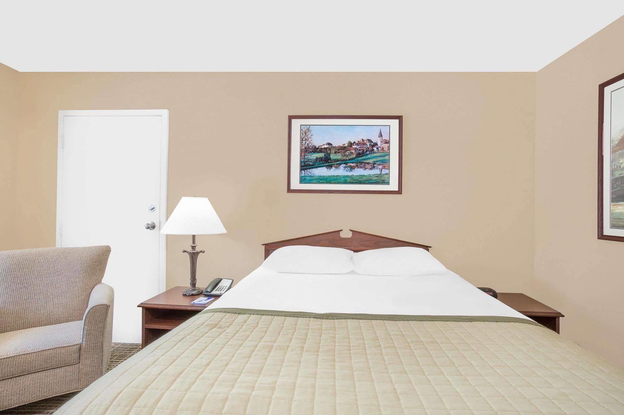 Baymont By Wyndham Roanoke Rapids Hotel Exterior photo